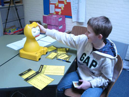 A typical interaction during the tutoring experiment: A participant shows the translation of a word during vocabulary training.