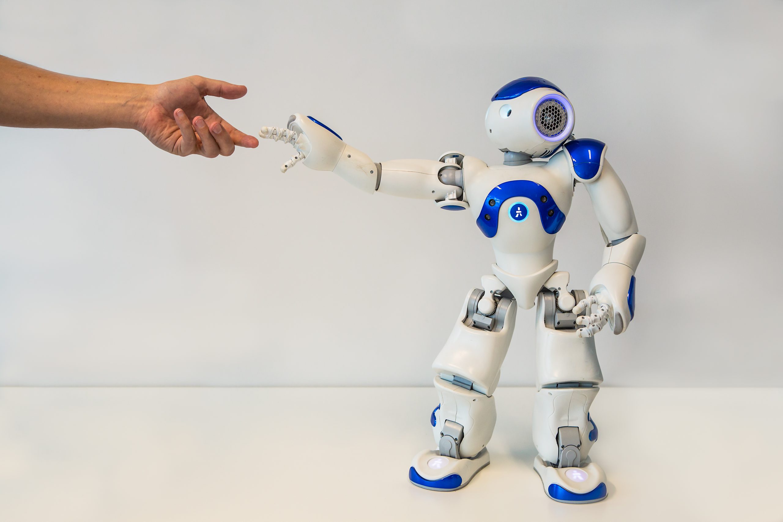 Белый робот. Human про роботов. Робот-человек разборный игрушка. Человек в костюме робота.