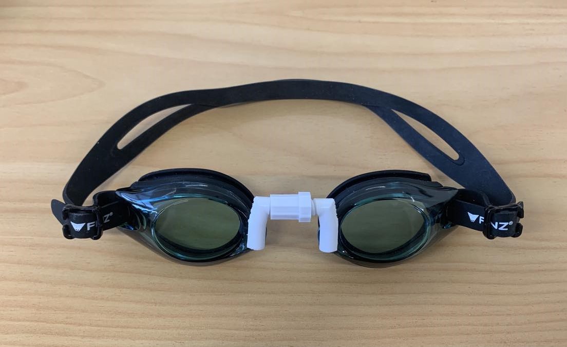 Adjustable nose bridge for swimming goggles